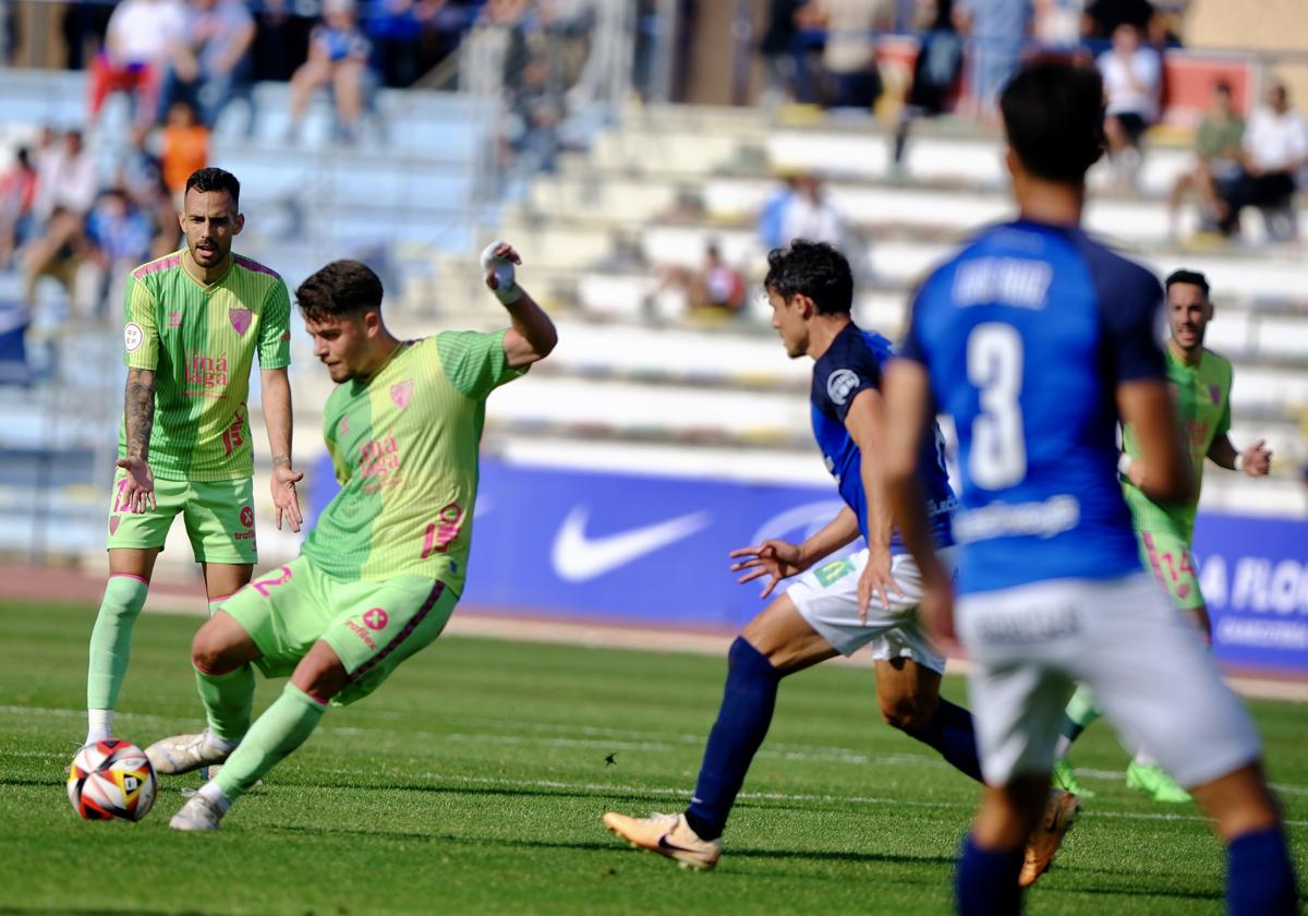 El jugador del Málaga, Manu Molina, al fondo de la imagen durante una jugada del partido contra el San Fernando.