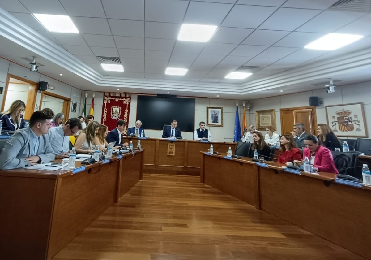 Pleno extraordinario celebrado este lunes en el Ayuntamiento de Benalmádena.