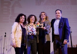 Encarnación Aguilar y Natalia Reina, docentes del CEIP Prácticas Nº 1 recogen el premio Imparables, otorgado por el IES Alfaguar, dirigido por Rosa Torres.