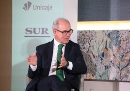 El consejero delegado de Unicaja, Isidro Rubiales, con el director de SUR, Manolo Castillo.