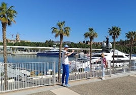 Turistas se hacen fotos en la parte superior de Muelle Uno, en Málaga.