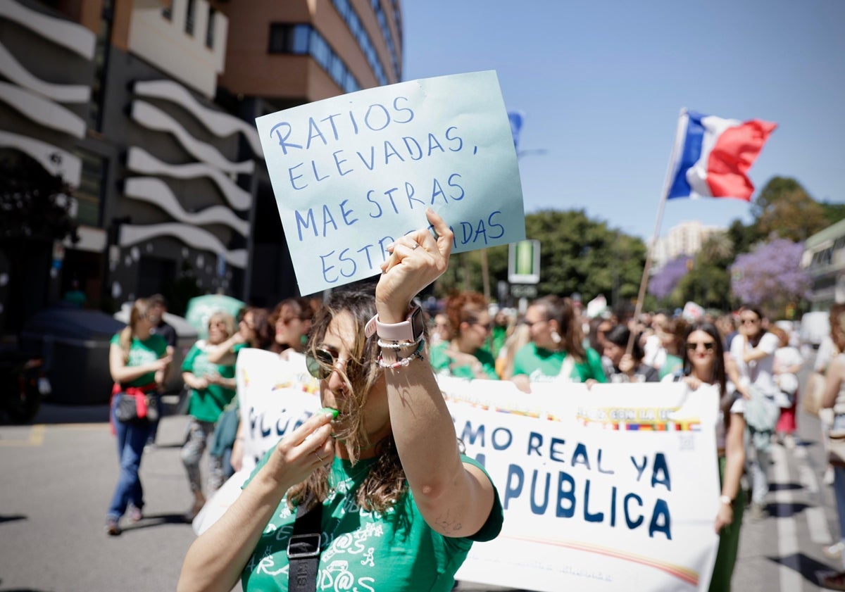 Imagen principal - Distintos momentos de la manifestación de este martes de maestros y profesores.