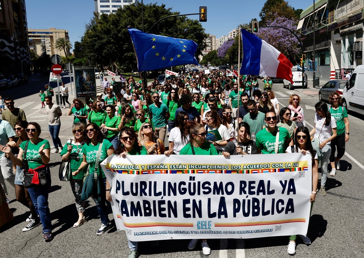 Imagen secundaria 1 - Distintos momentos de la manifestación de este martes de maestros y profesores.