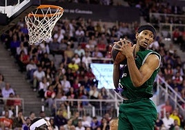 Kameron Taylor atrapa un rebote en un partido de esta temporada.