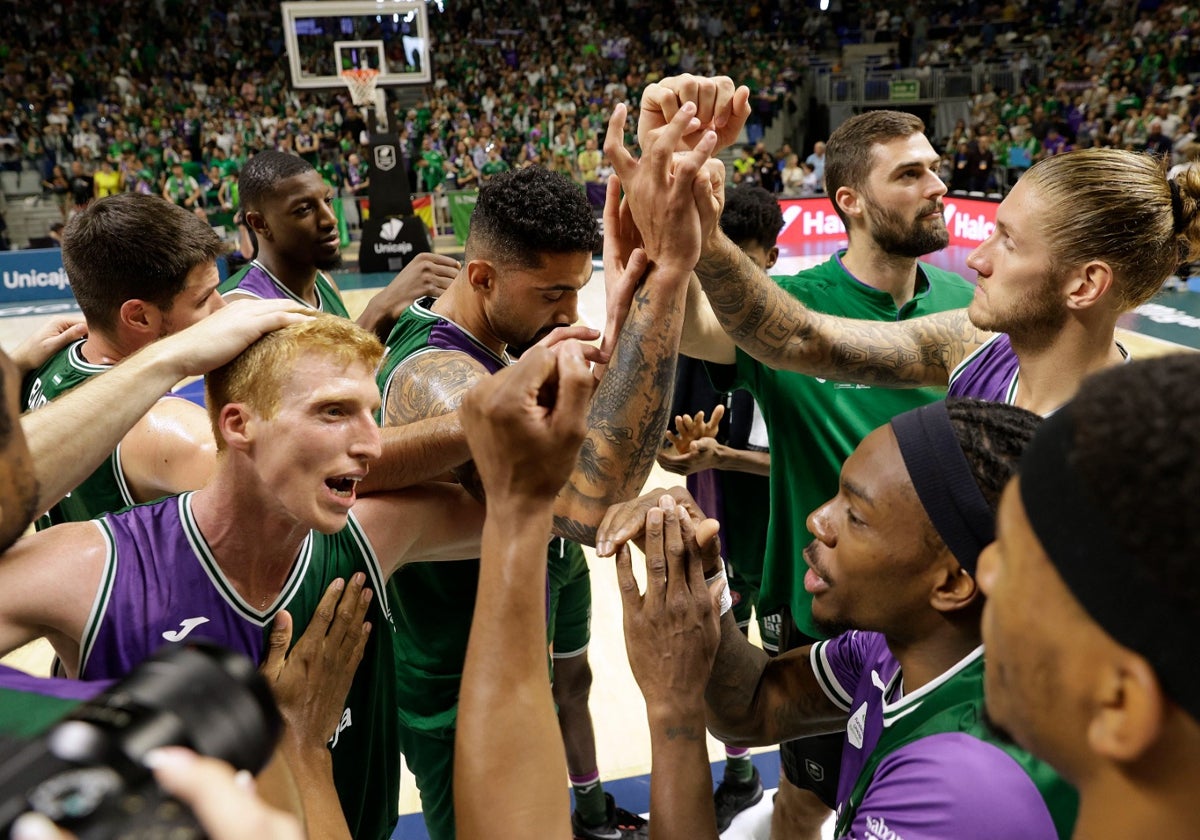 Los jugadores del Unicaja celebran la victoria frente al Palencia y el liderato de la Liga.