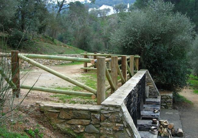 Barbacoas en el área recreativa de Torrijos.