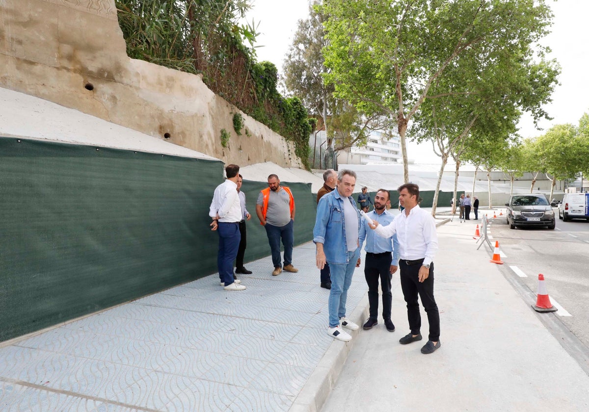 El edil de Obras, Diego López, en los nuevos aparcamientos.