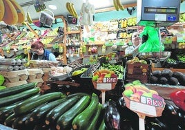 Un puesto del Mercado del Carmen.