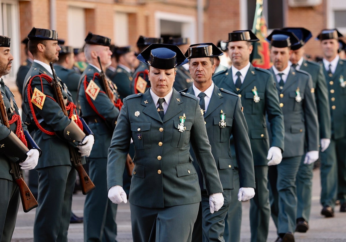 Imagen principal - En la imagen superior, la agente Rocío López en primer plano tras recibir su condecoración; abajo, a la izquierda, el guardia civil Francisco Morón; a la derecha, los efectivos José Carlos Gómez y Antonio Martín, también reconocidos en el 180 aniversario del Cuerpo.