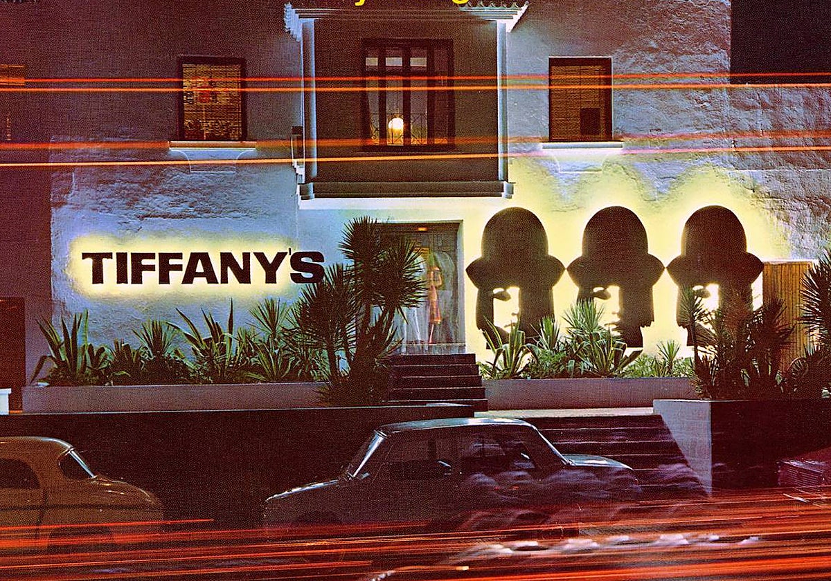 Postal de 1972 del exterior de la discoteca Tiffany's con su reconocible logo.