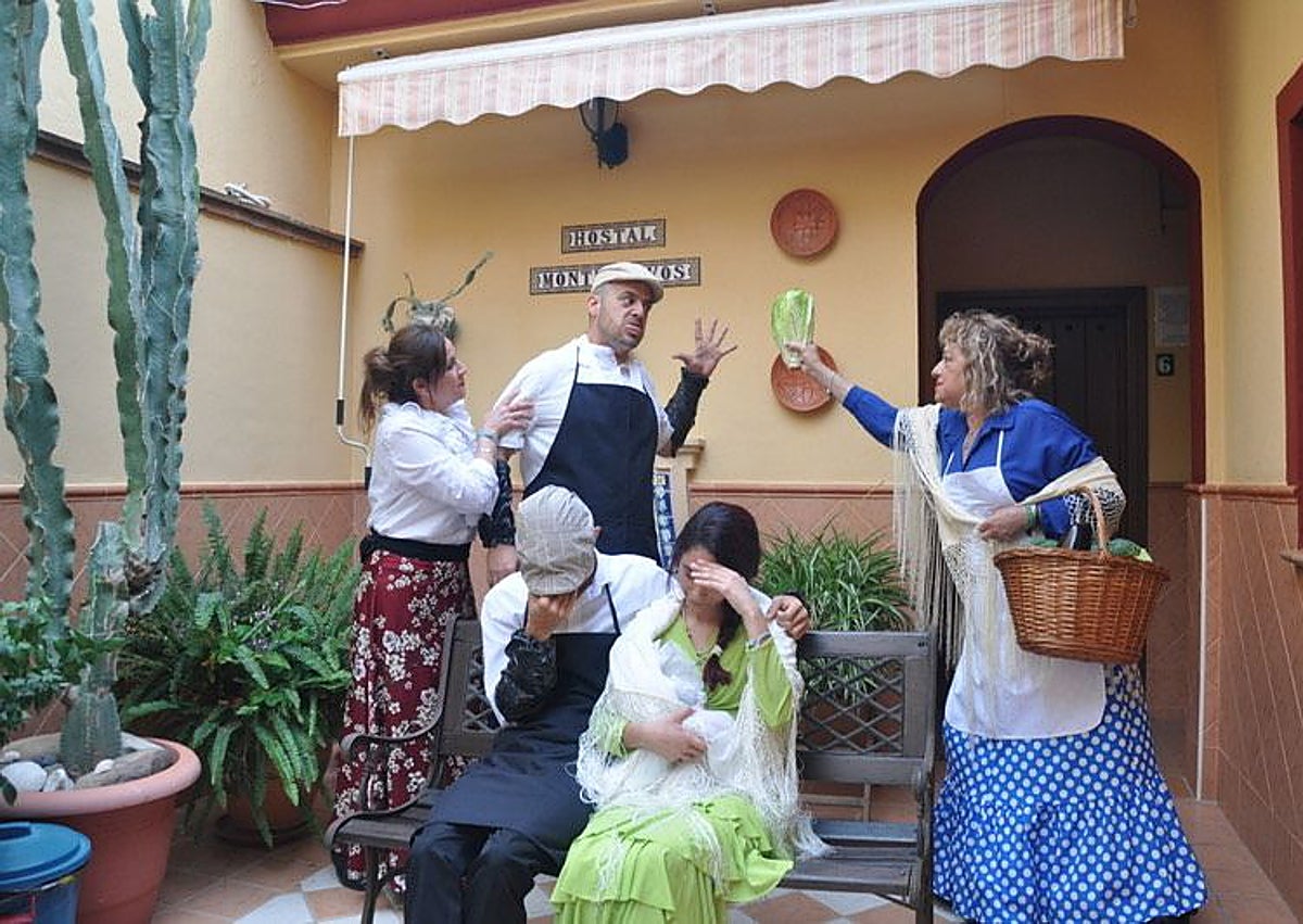 Imagen secundaria 1 - Los vecinos durante los ensayos de la obra teatral.