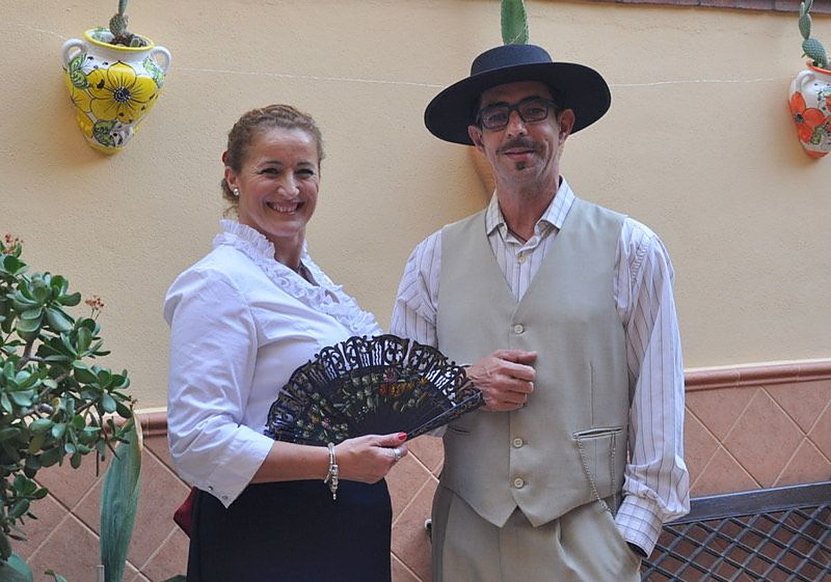 Imagen principal - Los vecinos durante los ensayos de la obra teatral.