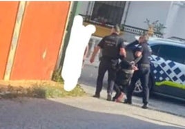 Agentes de la Policía Local escoltan al detenido por el atraco.