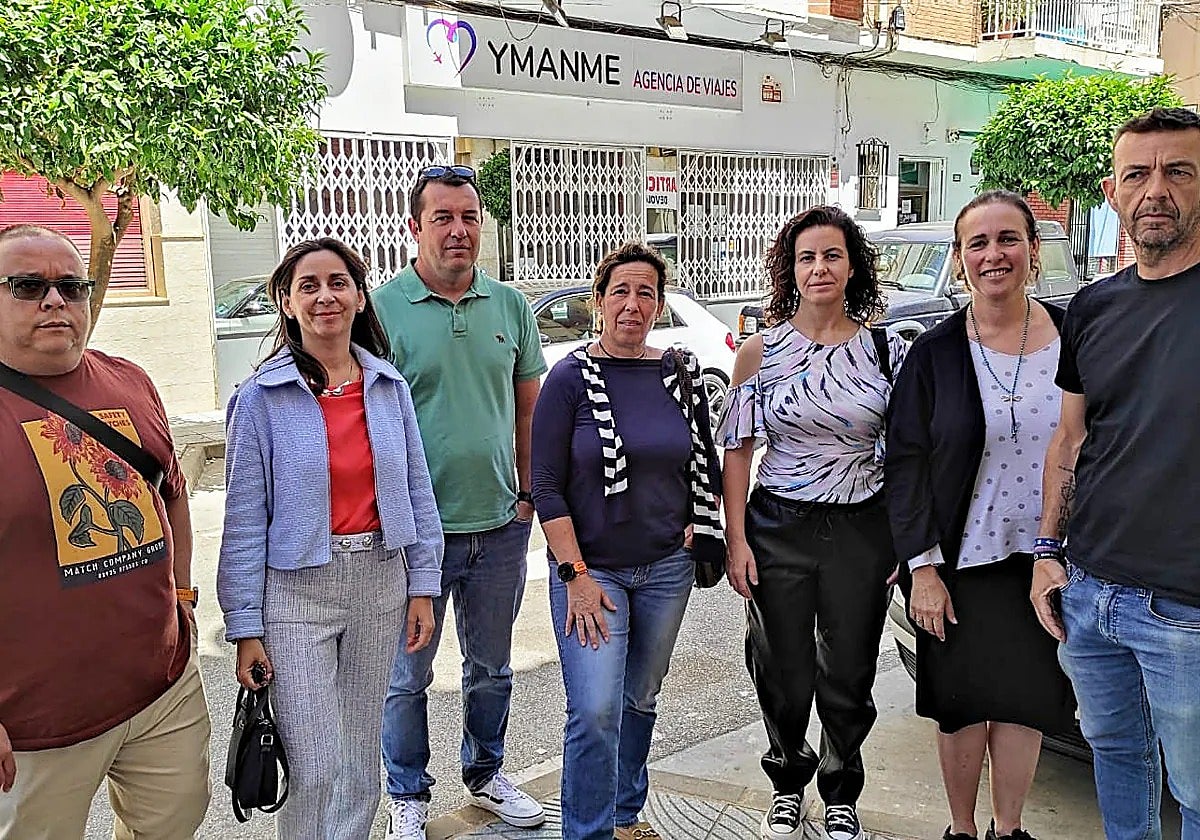 Padres de los alumnos del IES María Zambrano, con la agencia de viajes al fondo.