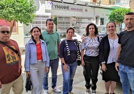 Padres de los alumnos del IES María Zambrano, con la agencia de viajes al fondo.