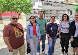 Padres de los alumnos afectados por la presunta estafa, este miércoles en Torre del Mar.