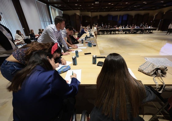 Varios participantes de TalentLab Málaga toman nota de cómo construir tu propia marca personal.