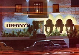 Postal de 1972 del exterior de la discoteca Tiffany's con su reconocible logo.