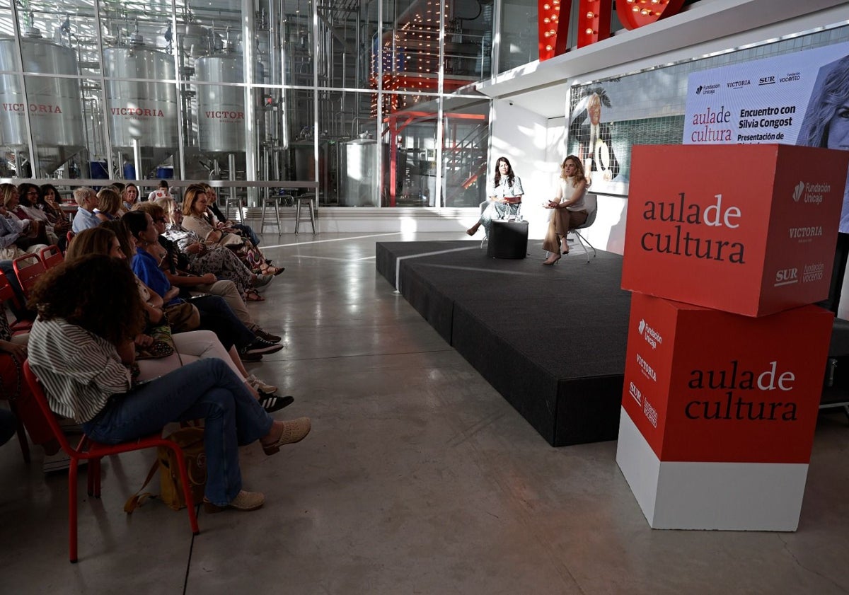 Imagen principal - Silvia Congost, en el Aula de Cultura de SUR: «Una ruptura no es un drama, es un cambio»