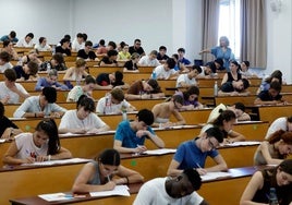 Estudiantes, durante el examen de selectividad del año pasado.