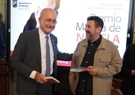 Francisco de la Torre, junto al escritor Mario Cuenca Sandoval, con el libro ganador.