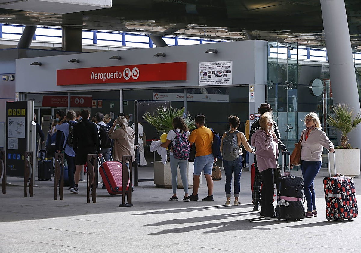 Cola de viajeros en la estación de Cercanías del aeropuerto.