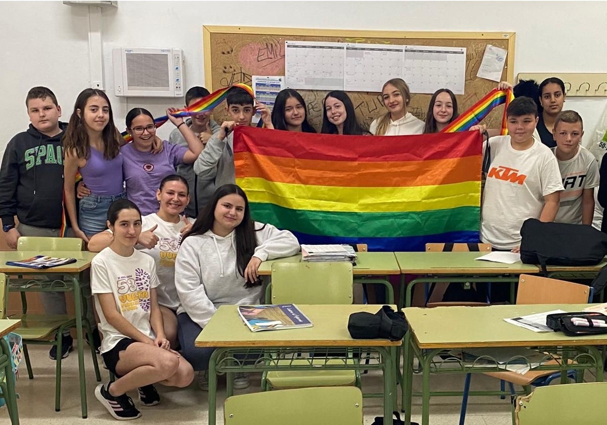 Uno de los grupos de primer curso de Secundaria durante la elaboración de los talleres