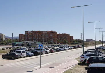 Coches aparcados de usuarios del metro junto a la parada Paraninfo, en la ampliación de Teatinos.