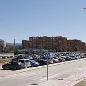 Coches aparcados de usuarios del metro junto a la parada Paraninfo, en la ampliación de Teatinos.