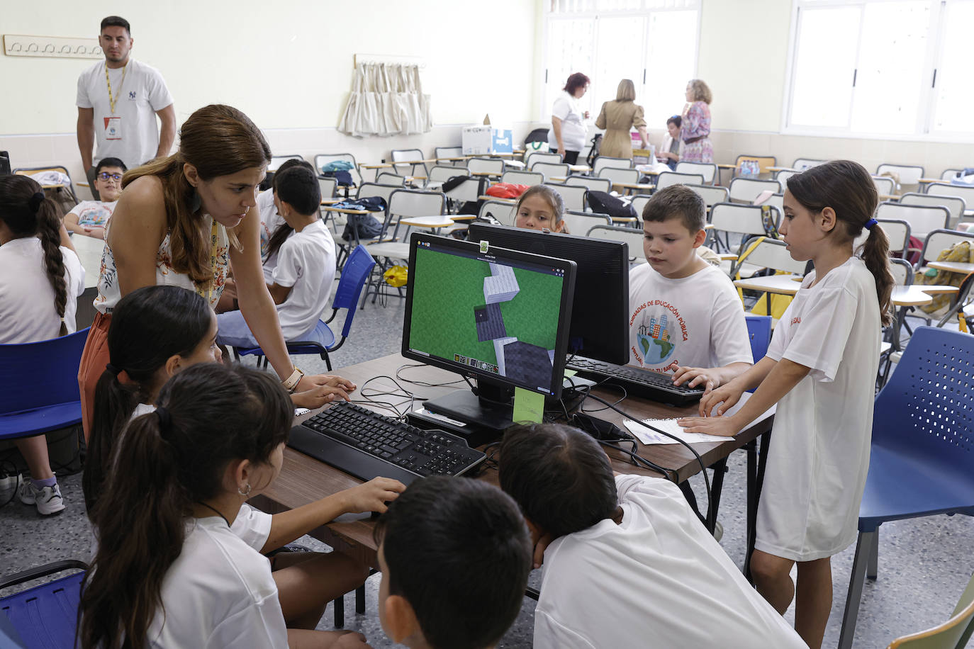 Últimos retoques minutos antes de presentar sus proyectos en la Universidad de Málaga
