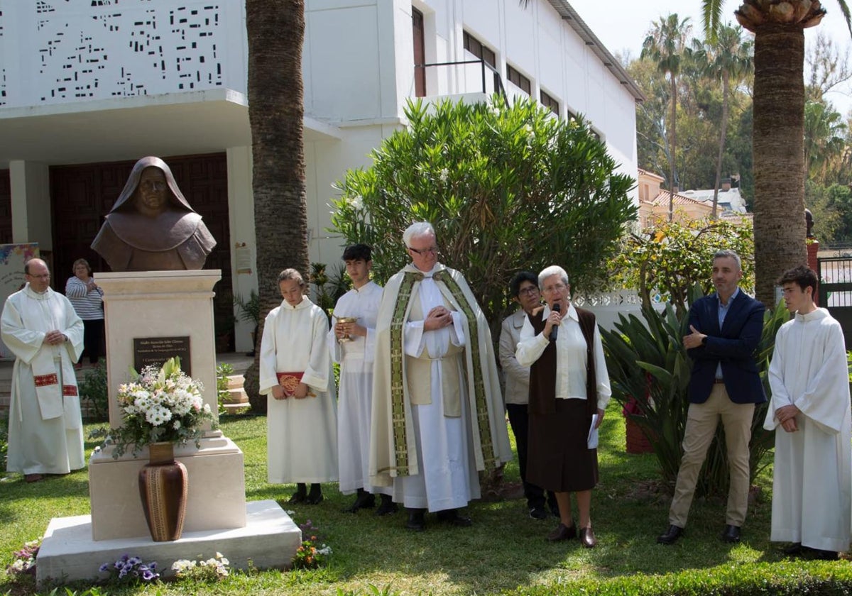 Momento de la bendición del busto de Madre Asunción realizado por el escultor malagueño Juan Vega.