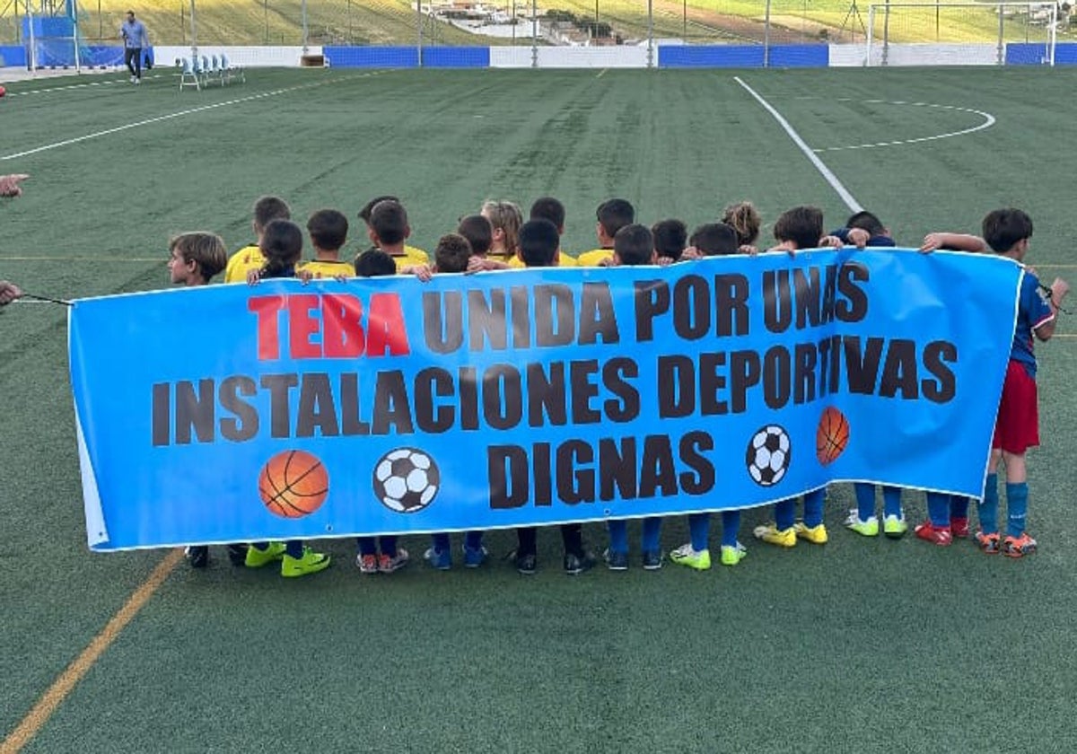 Uno de los equipos locales con una pancarta.