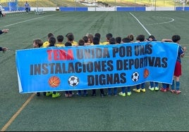 Uno de los equipos locales con una pancarta.