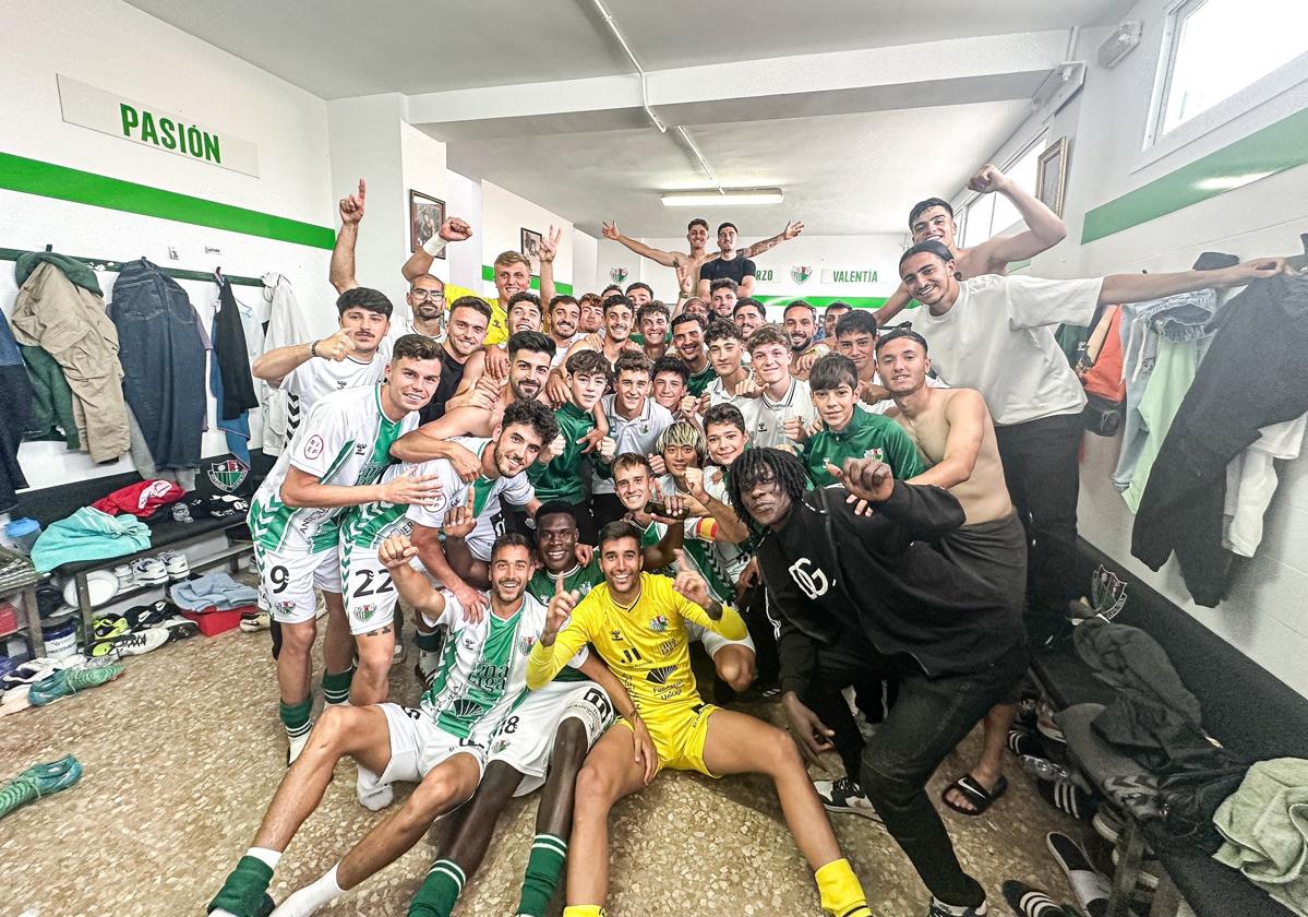 Jugadores del Antequera celebran un triunfo reciente en el vestuario de El Maulí.