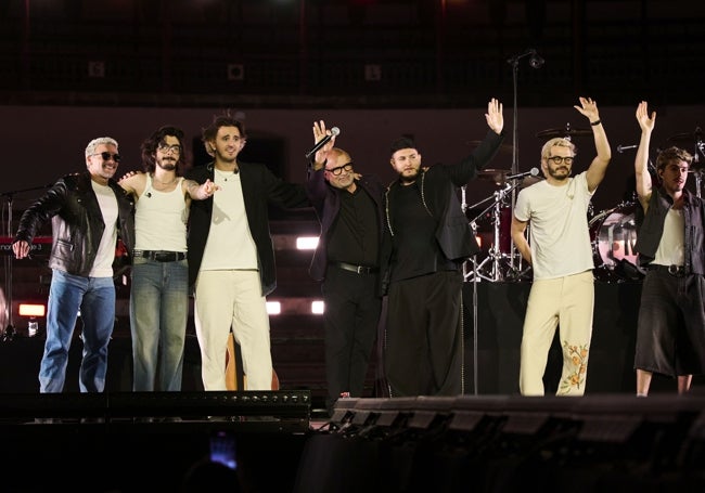 Morat sobre el escenario de la plaza de toros La Malagueta.