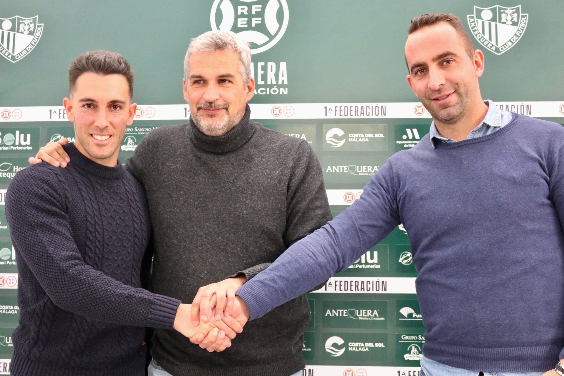 Javi Medina, entrenador del Antequera, a la izquierda de la imagen, en el acto de presentación de su renovación hasta 2025, junto a Ángel González y Alberto Aguilar.