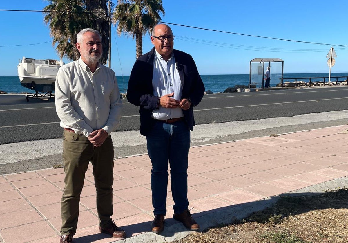 El edil de Infraestructura, Jesús María Claros, y el alcalde veleño, Jesús Lupiáñez, en la antigua N-340.