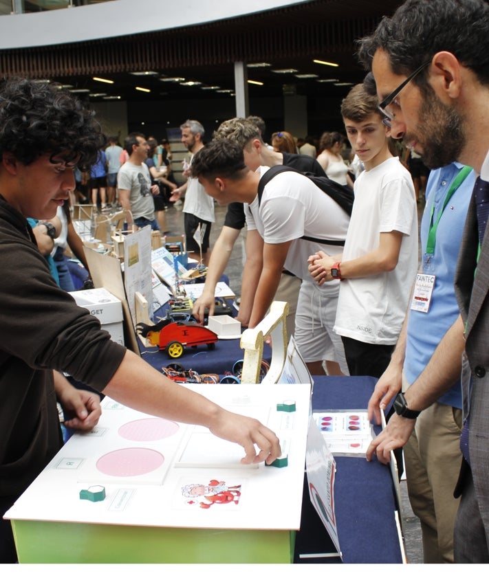 Imagen secundaria 2 - El 'Mapa Tecnológico de Andalucía', coches radiocontrolados y un sistema para conocer el grupo sanguíneo, explicado por uno de los alumnos autores al jurado.