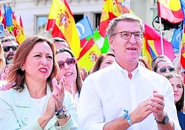 Feijóo, con Patricia Navarro, en un acto reciente en Málaga. marilú báez