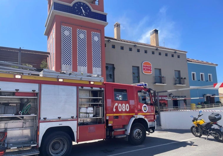 Un camión de Bomberos junto al local, en el que se observa la salida de humo por las chimeneas que coronan el edificio.