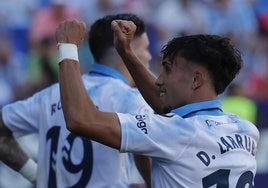 El jugador del Málaga David Larrubia celebra su gol contra el Antequera en La Rosaleda.