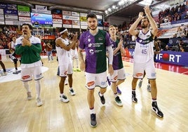 Los jugadores del Unicaja celebran la victoria en la pista del Manresa esta temporada.