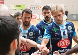 Los jugadores del Trops Málaga, durante un tiempo muerto.