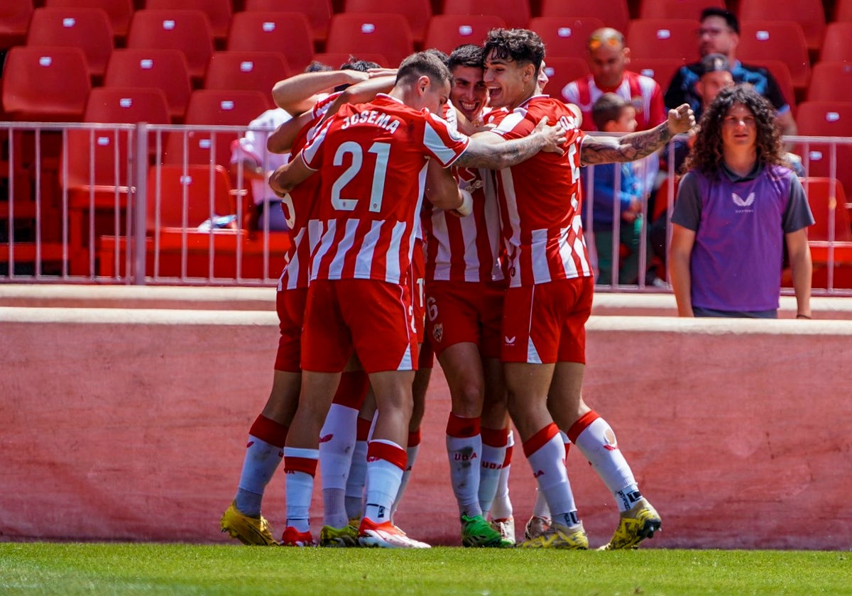 Los jugadores del Almería celebran uno de los goles ante el Malagueño.