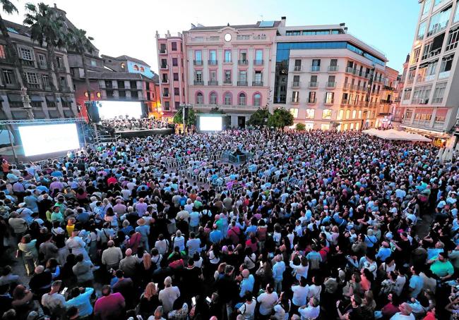 La Plaza de la Constitución, a reventar con el concierto de bandas sonoras de series.