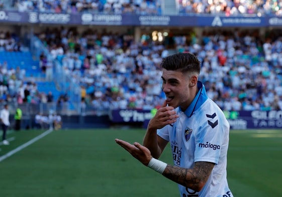 Roberto celebra su gol al Antequera, el decimoquinto del curso.