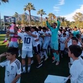 Los jugadores del Marbella celebran la victoria junto a sus aficionados.