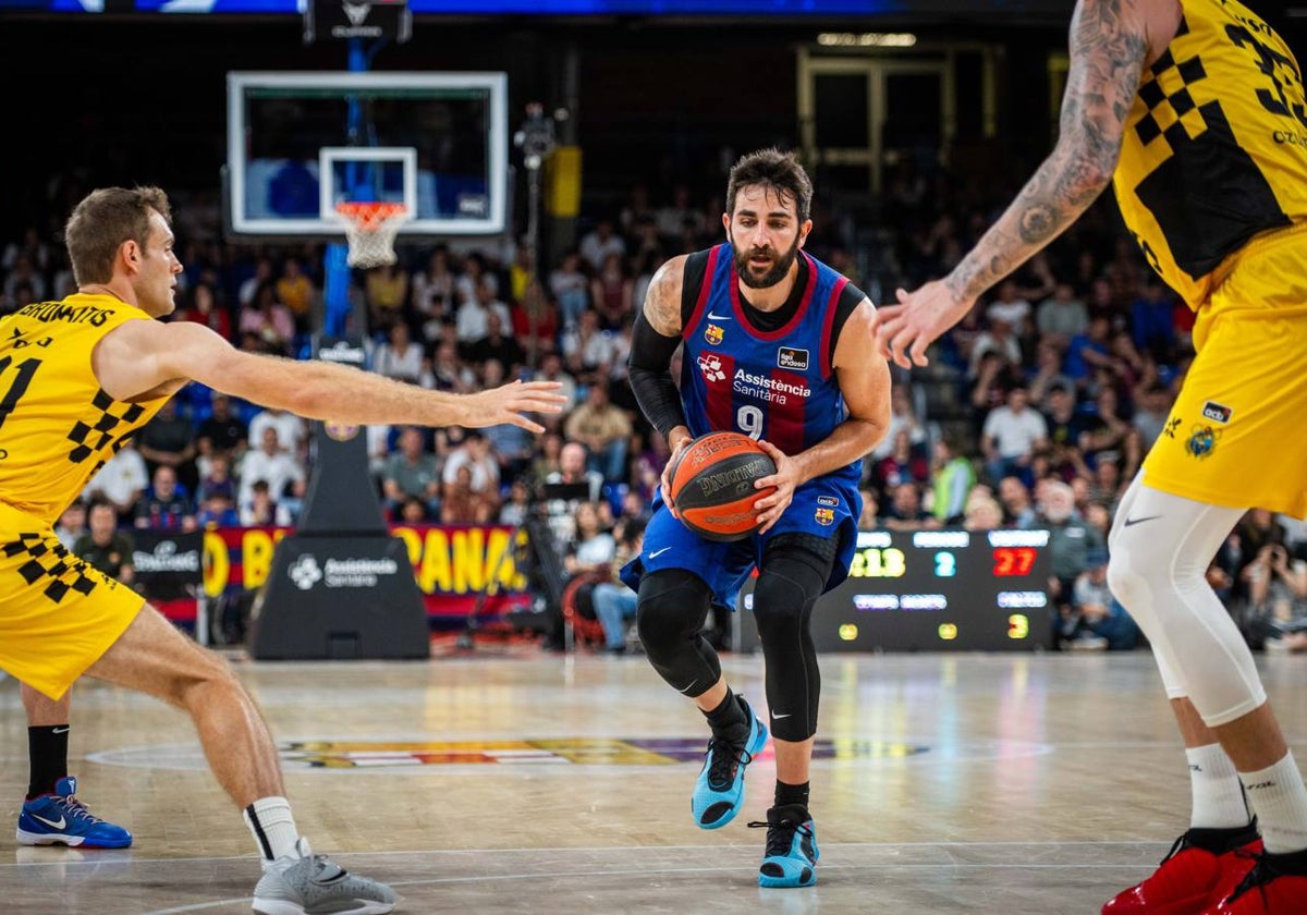 Ricky Rubio trata de avanzar entre dos jugadores del Tenerife.