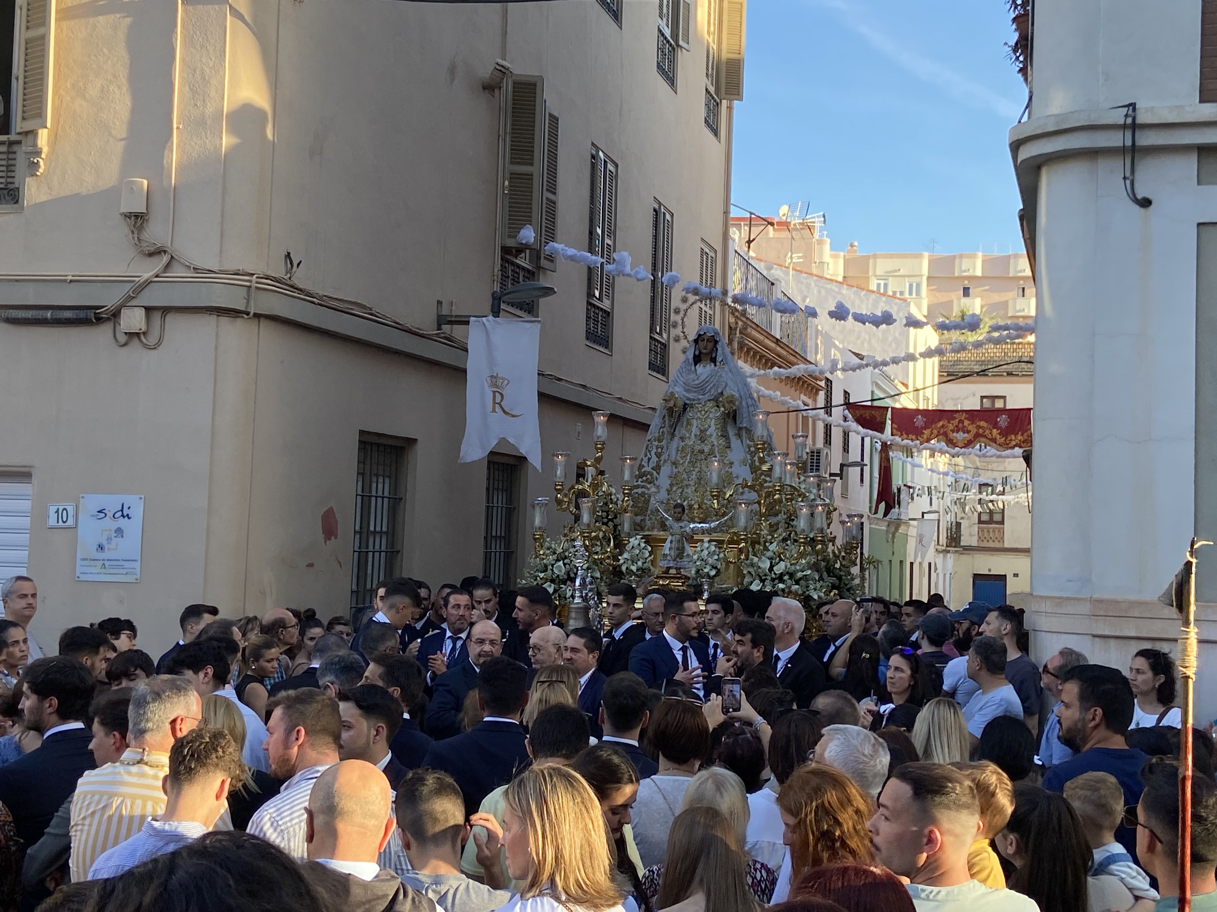 La Virgen del Rocío recorre su barrio por Pentecostés