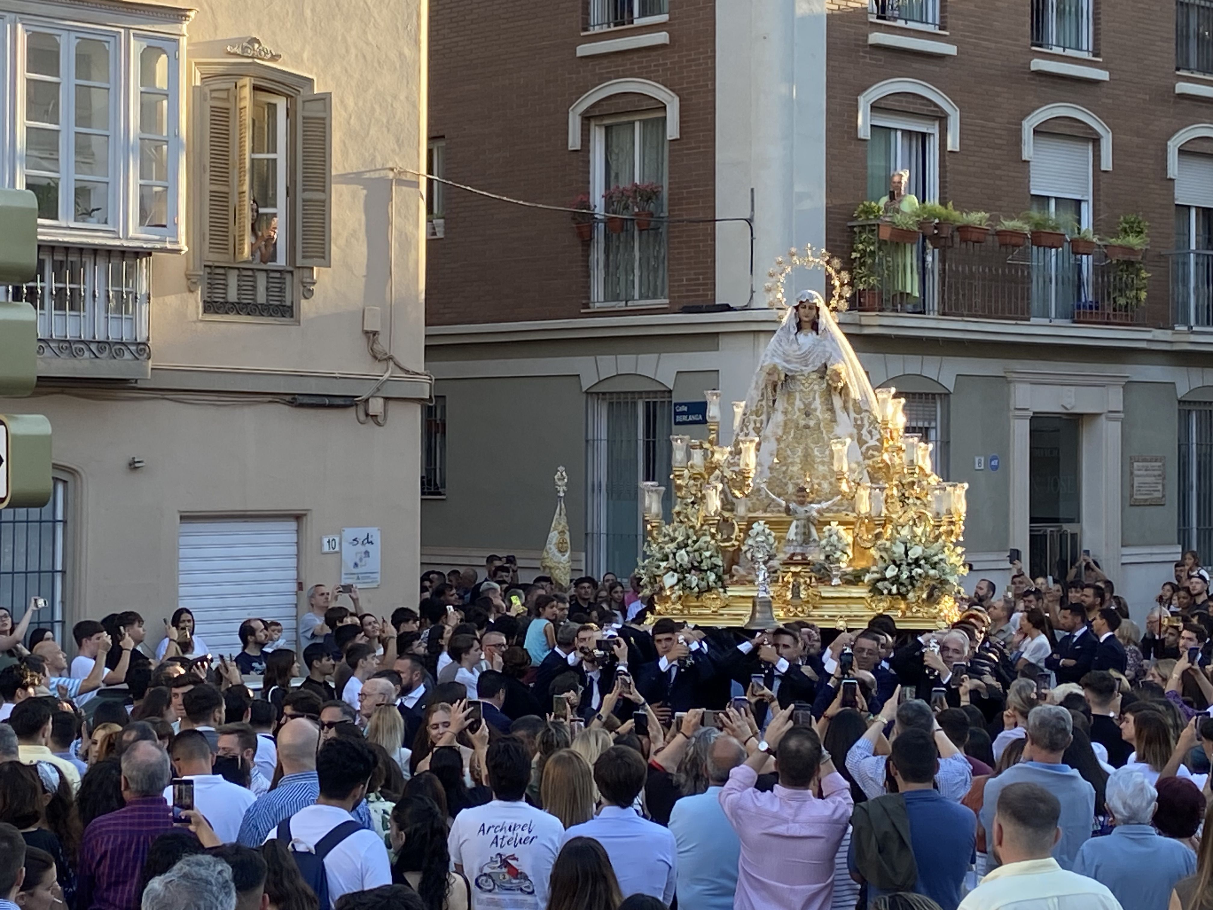 La Virgen del Rocío recorre su barrio por Pentecostés